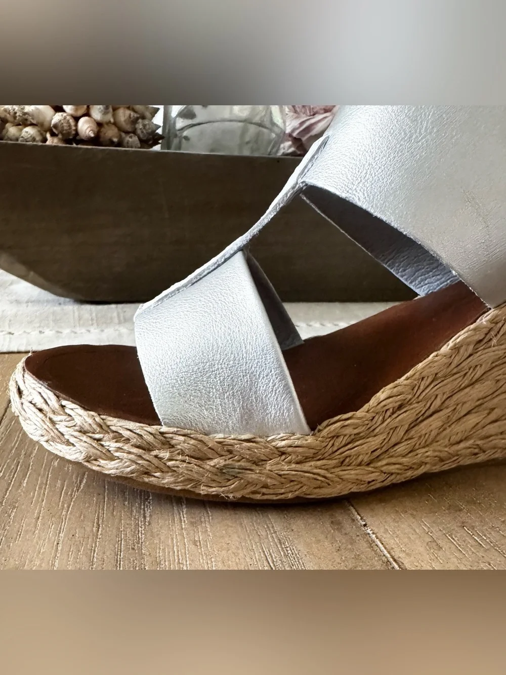 Tommy Bahama/OluKai Lile Wedge Sandals, Silver/White, NWT, Women’s Size 9